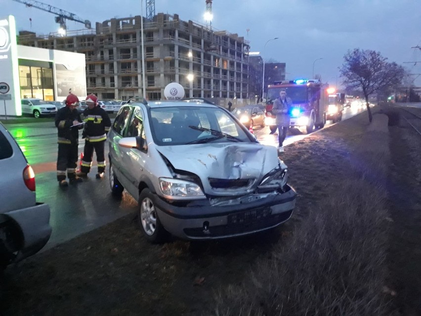 Wrocław. Groźny wypadek na skrzyżowaniu al. Armii Krajowej z ulicą Bardzką. Sprawca był pijany (ZDJĘCIA)