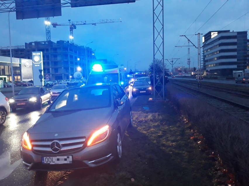 Wrocław. Groźny wypadek na skrzyżowaniu al. Armii Krajowej z ulicą Bardzką. Sprawca był pijany (ZDJĘCIA)