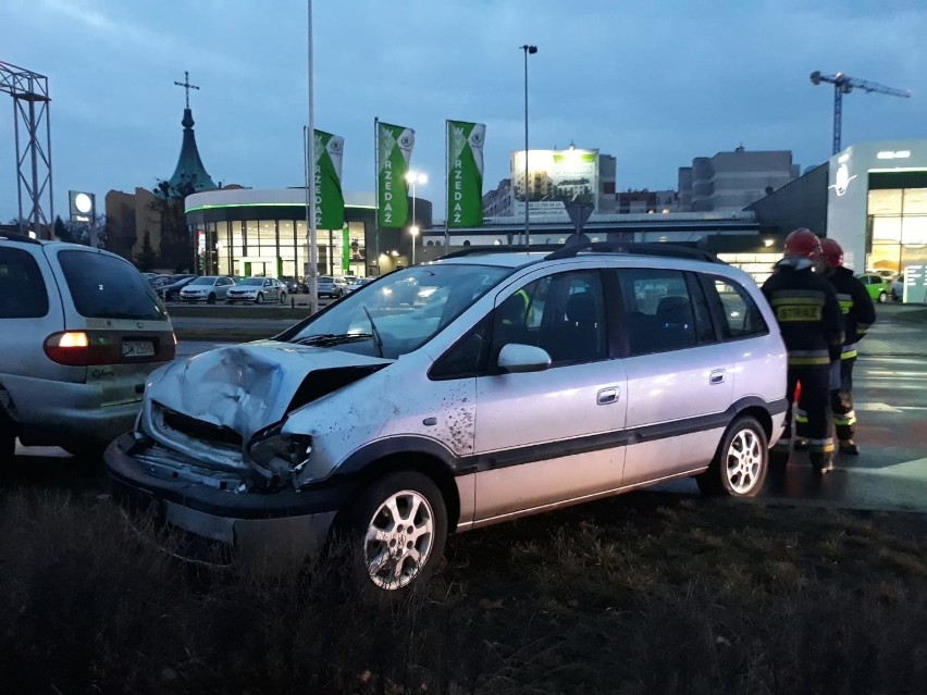 Wrocław. Groźny wypadek na skrzyżowaniu al. Armii Krajowej z ulicą Bardzką. Sprawca był pijany (ZDJĘCIA)