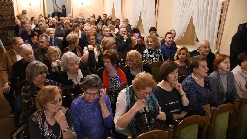 Szkło kontaktowe w Kielcach o pokojach na godziny i Marianie Banasiu. Zgromadził się tłum [ZDJĘCIA, WIDEO]