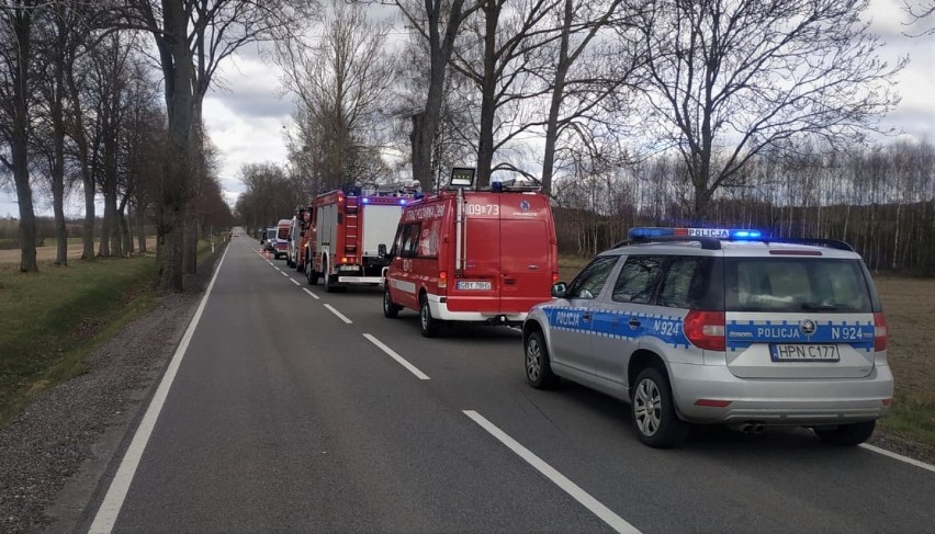 Wypadek drogowy w Tuchomku na drodze krajowej nr 20. Zderzenie dwóch samochodów