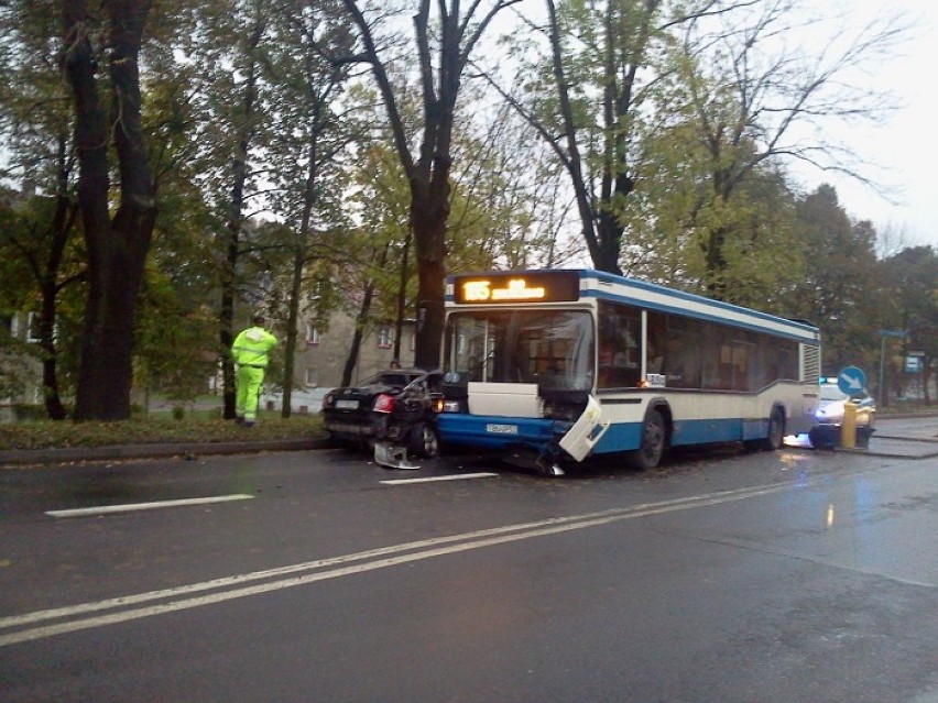 Godula: Groźna kolizja, samochód osobowy wpadł pod autobus [FOTO]