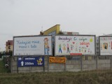 Billboard „Kochajcie mnie mamo i tato” zawisł w Wągrowcu tuż obok plakatu Fundacji Kornice