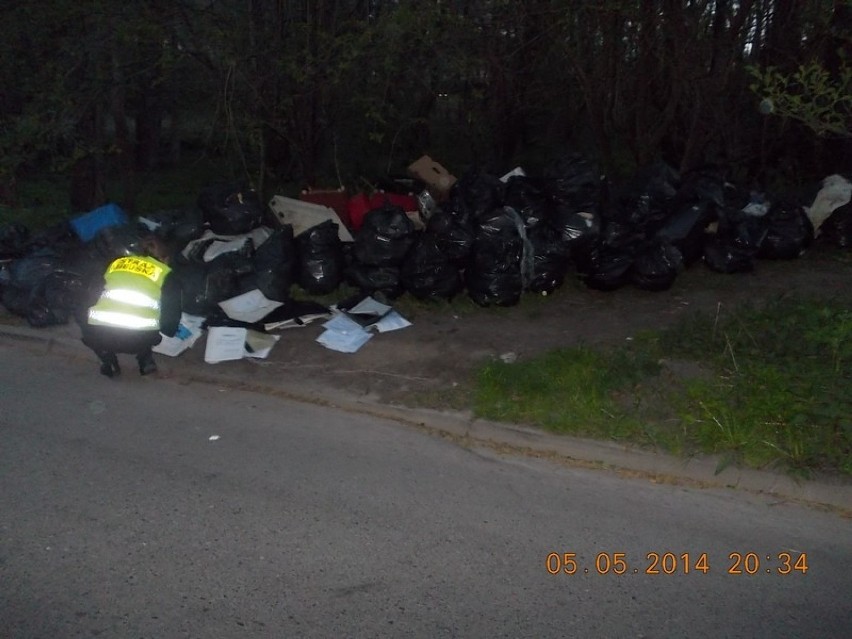 Strażnicy Miejscy znaleźli dokumenty w śmieciach w okolicy potoku Strzyża [ZDJĘCIA] 