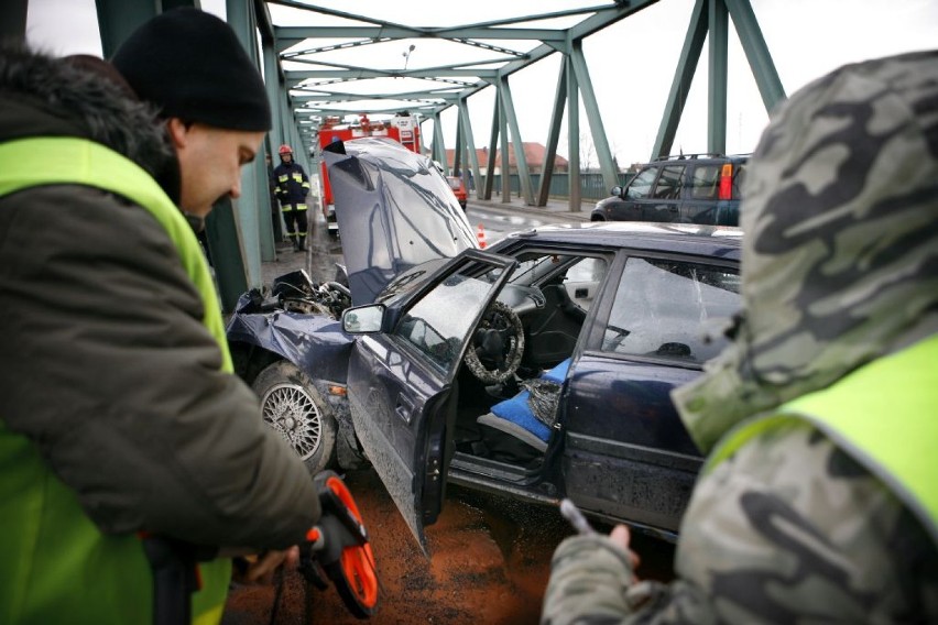 Wypadek S2. Mazda wjechała w ścianę tunelu/zdjęcia...