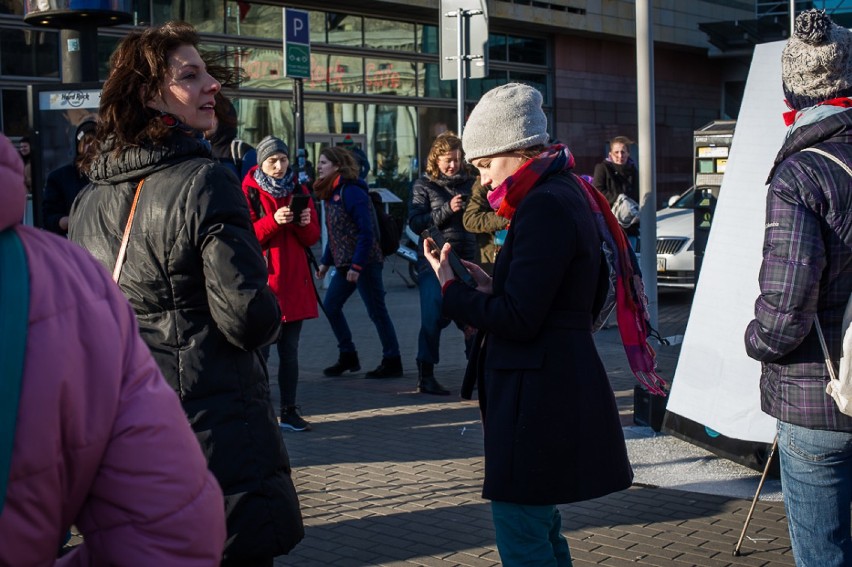 Krwawy telefon stanął w centrum. Wyjątkowy flashmob w...