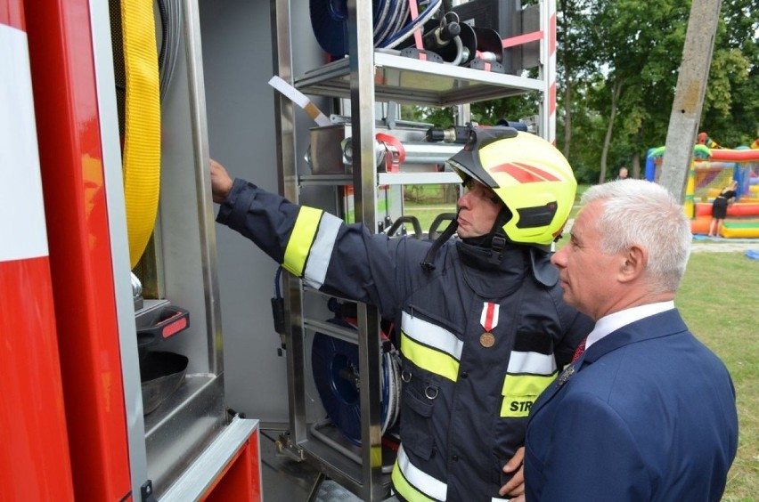 Ochotnicza Straż Pożarna w Olbięcinie otrzymała nowy wóz strażacki. Zobacz zdjęcia z przekazania i poświęcenia pojazdu