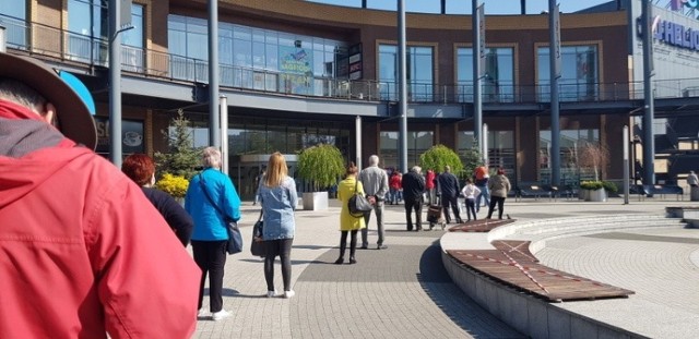 Czy w listopadzie znów powrócą kolejki, takie jak wiosną, by móc wejść do Centrum Handlowego Pogoria? Zobacz kolejne zdjęcia/plansze. Przesuwaj zdjęcia w prawo - naciśnij strzałkę lub przycisk NASTĘPNE