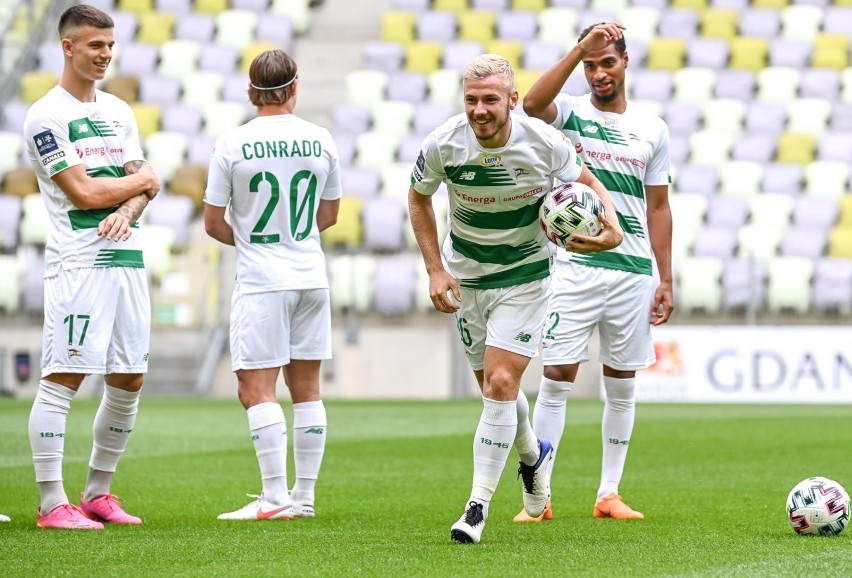 Piłkarze Lechii Gdańsk w końcu spotkali się z kibicami na stadionie Polsat Plus Arena Gdańsk. Fani poznali trzech nowych piłkarzy [zdjęcia]