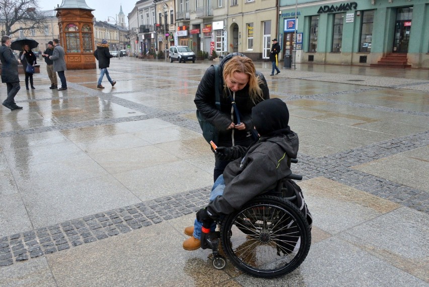 Nowy herb i flaga Kielc. Akcja na rynku (WIDEO, zdjęcia)