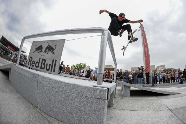 Red Bull Skate Arcade 2014 w sobotę w Warszawie. Zawody skateboarderów i nocny przejazd