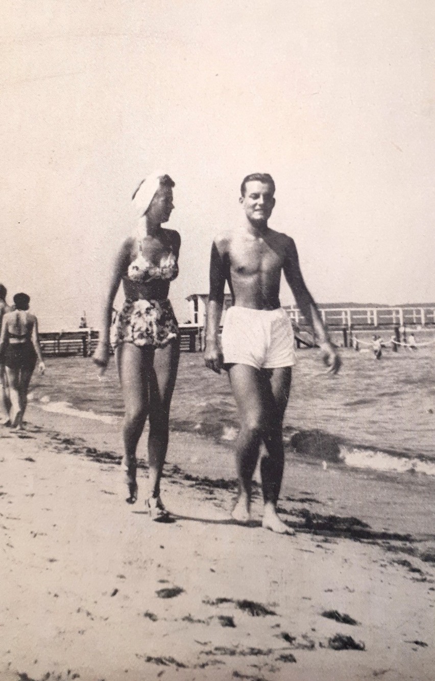 Para spacerowiczów na plaży w Sopocie latem 1939 roku