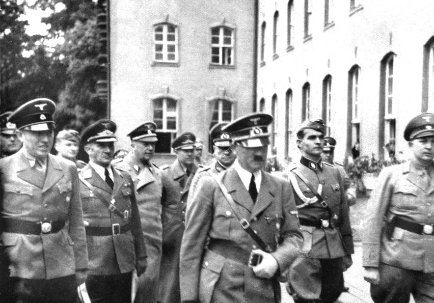 Wizyta Hitlera w Sopocie 19.09.1939 - pierwszy z lewej...