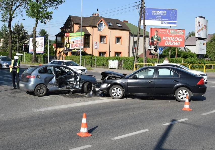 Zderzenie dwóch samochodów na DK6 w Wejherowie. Trzy osoby w szpitalu [ZDJĘCIA]