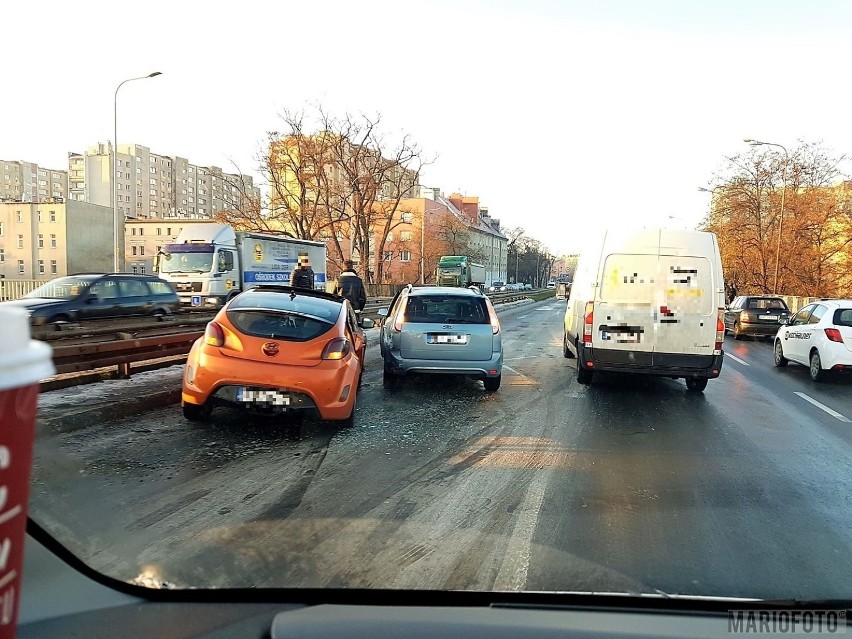 Zderzenie trzech samochodów na moście na ul. Nysy Łużyckiej...