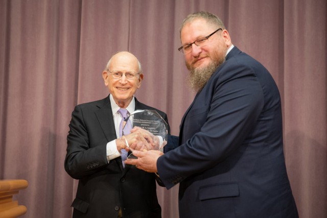 Przewodniczący United States Holocaust Memorial Museum Amb. Stuart Eizenstat (z lewej) wręcza National Leadership Award dyrektorowi Muzeum Auschwitz-Birkenau dr Piotrowi Cywińskiemu podczas uroczystości w Departamencie Stanu USA.
