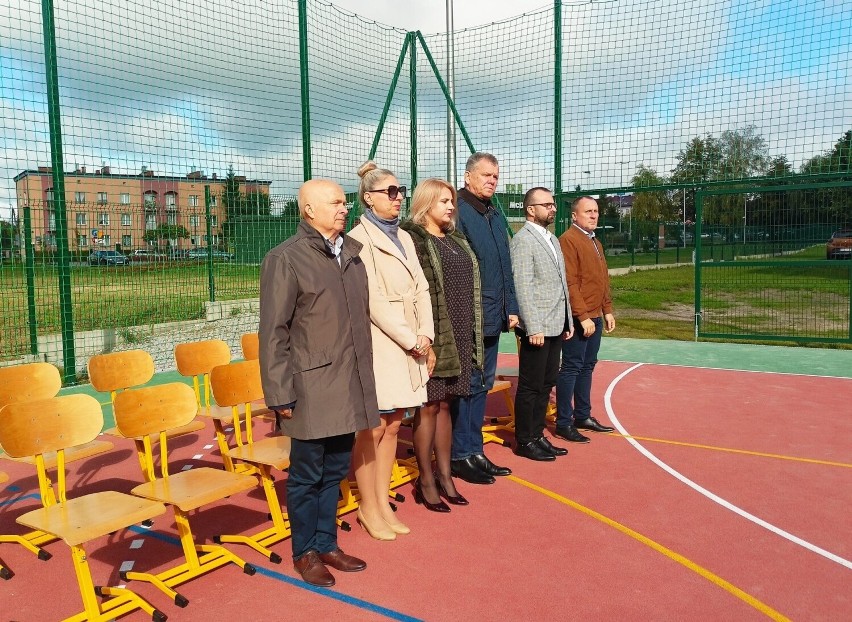 Szkoła Podstawowa numer 1 w Skarżysku-Kamiennej ma już nowoczesne boisko. Zobacz zdjęcia 