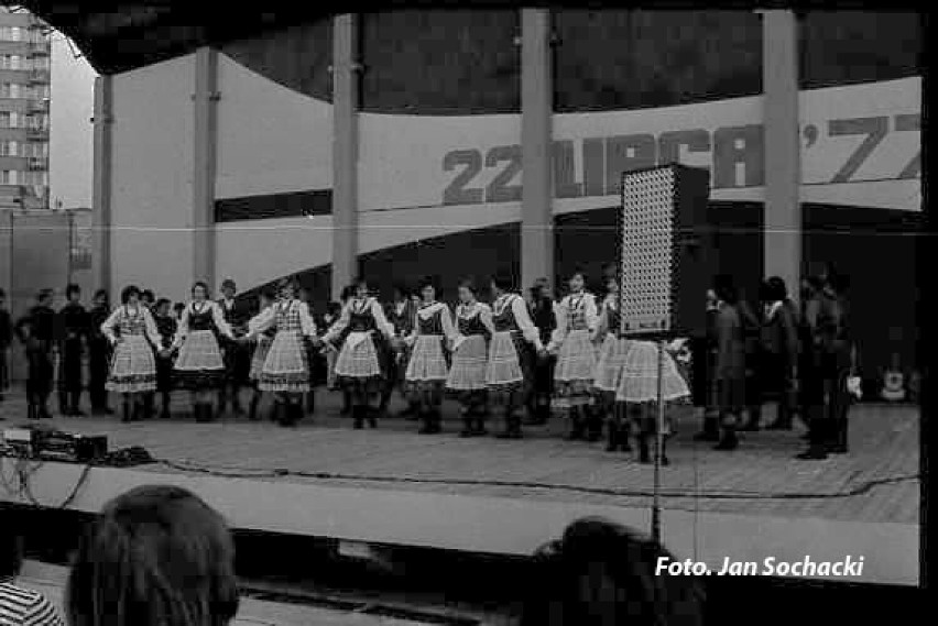 Rok 1977 w Koninie. Zespół Pieśni i Tańca „Konin” wystąpił po raz pierwszy. Pamiętacie ten dzień? [FOTO]