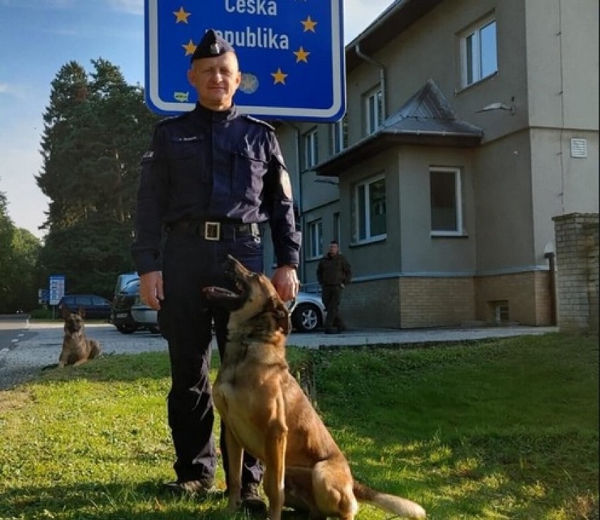 Rafał Budnik z Komendy Powiatowej Policji w Kościerzynie i pies Roni wzięli udział w międzynarodowym szkoleniu 