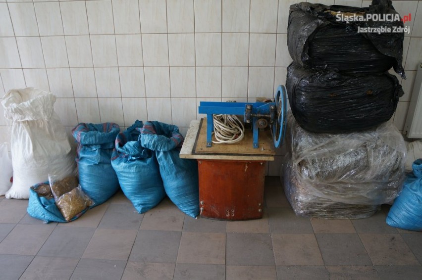 Policja w Jastrzębiu: 54-latek miał w garażu 200 kg tytoniu