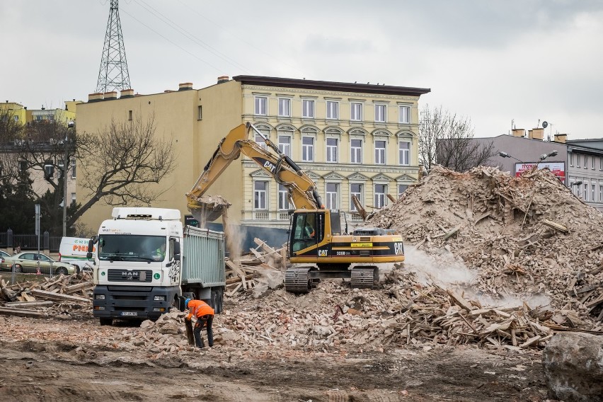 Całość przebudowy Kujawskiej obejmuje budowę torowiska w...