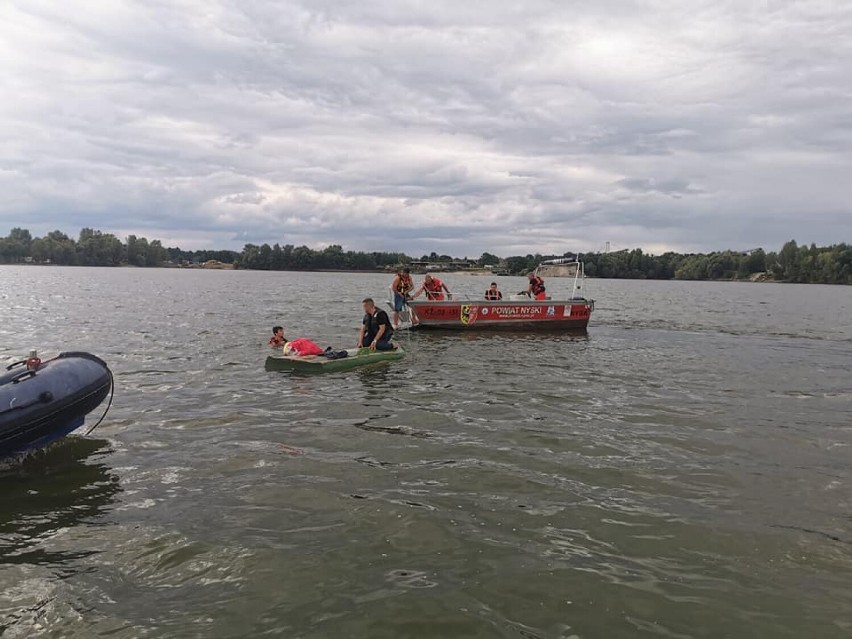 WORP ratował wędkarzy na Jeziorze Nyskim. Ich łódź wywróciła...