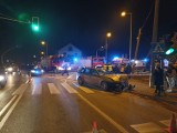 Wypadek na skrzyżowaniu w centrum Tarnowa. Po zderzeniu dwóch osobówek, jeden z pojazdów potrącił pieszych. Kilka osób trafiło do szpitala