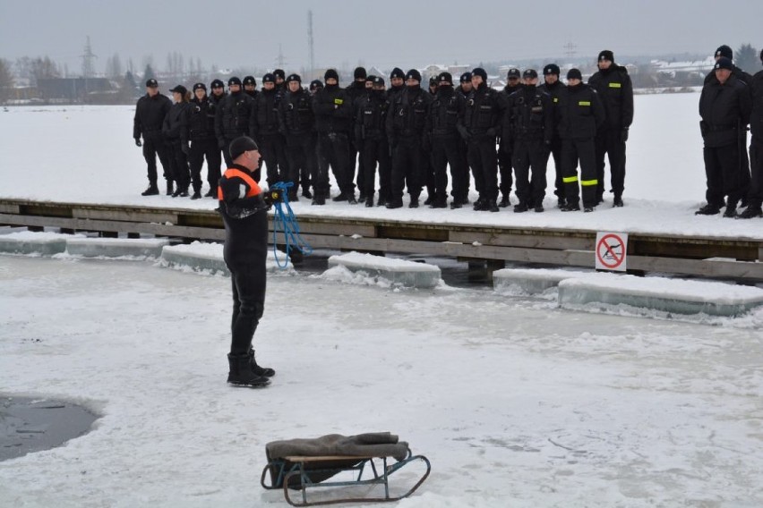 Ćwiczenia policji na lodzie. Wszyscy zostali uratowani! [ZDJĘCIA]