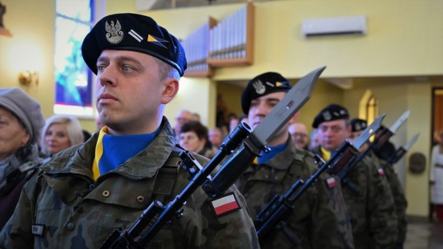 W wydarzeniu oprócz mieszkańców Żagania uczestniczyli też przedstawiciele władz lokalnych,  Wojska Polskiego, Armii Amerykańskiej, środowisk kombatanckich oraz uczniów i nauczycieli miejskich i powiatowych szkół.