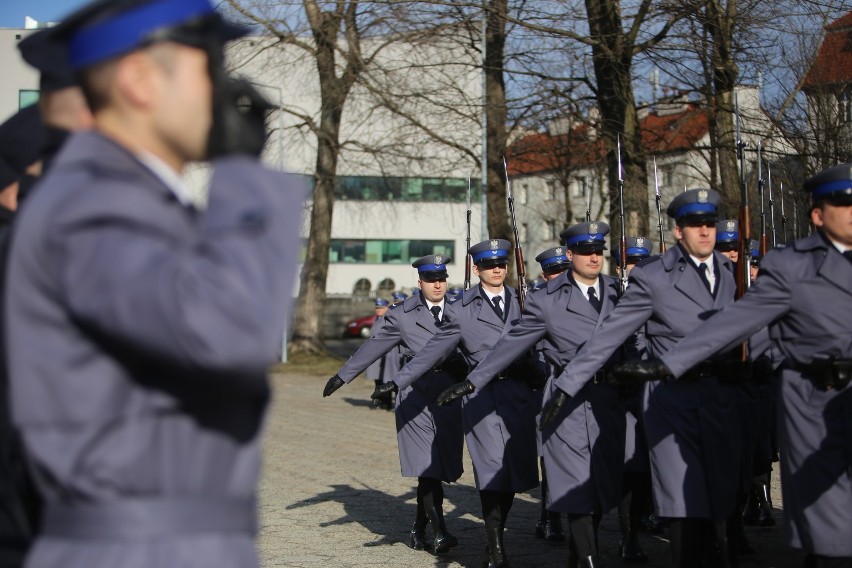 Katowice: Ślubowanie 103 nowych policjantów [ZDJĘCIA]. Funkcjonariuszom dziękował szef MSWiA Joachim Brudziński