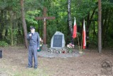 Uczcili pamięć Powstańców Styczniowych, których bezimienna mogiła znajduje się w lesie. Odsłonięto kamienny obelisk w Buczku (FOTO)