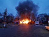 Pożar na ul. Dworcowej w Tomaszowie Maz. Spłonął pustostan należący do PKP [ZDJĘCIA]