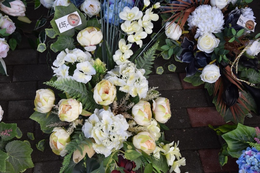 Wiązanki na cmentarz na Wszystkich Świętych 2022. Zobacz, jakie kwiaty można kupić w Kościerzynie [GALERIA]