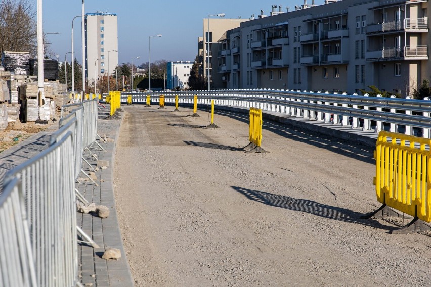 Rozpoczął się ostatni etap budowy łącznika Kopisto i Wierzbowej w Rzeszowie. Robotnicy układają już asfalt. Potrwa to ok. 10 dni