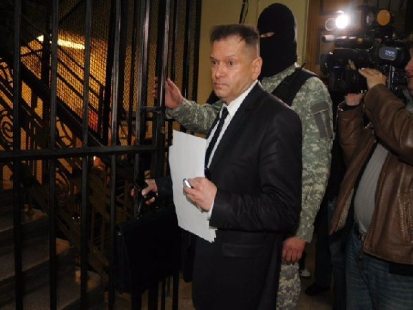 Krzysztof Rutkowski na korytarzu I Komisariatu Policji.