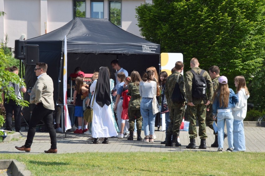 Festyn edukacyjny "Razem dla Bezpieczeństwa" na terenie Akademii Nauk Stosowanych w Kielcach. Było mnóstwo młodzieży