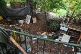 Sterty śmieci, potłuczone butelki i namioty bezdomnych w parku na Powiślu. "Interwencje dotyczą przede wszystkim głośnego zachowania" 