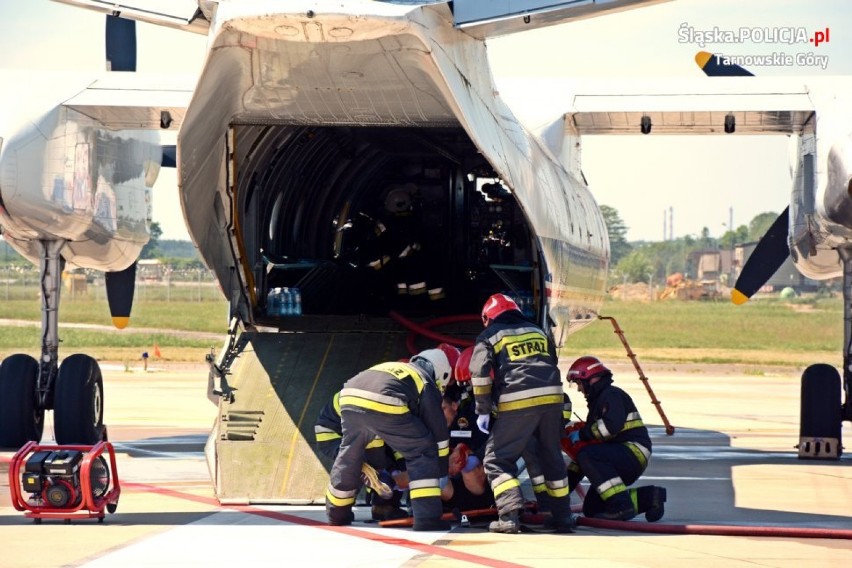 Lotnisko w Pyrzowicach: Pożar silnika w samolocie pasażerskim [ZDJĘCIA, WIDEO]