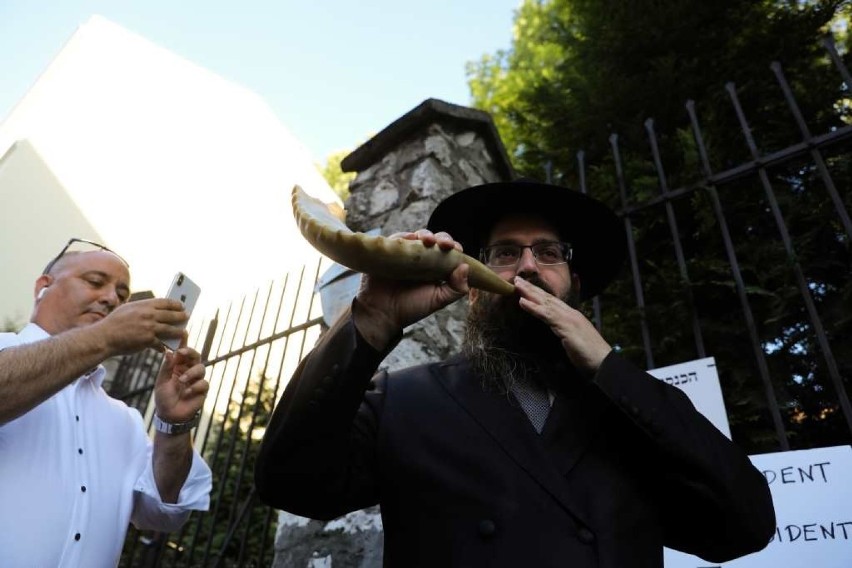 Protest i modlitwa na ulicy. Trwa spór o synagogę Izaaka