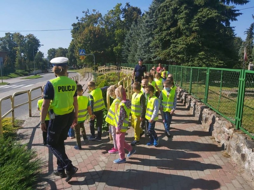 Policjantki z kwidzyńskiej drogówki spotkały się z dziećmi w Gardei. Wszystko w ramach akcji "Bezpieczna droga do szkoły" [ZDJĘCIA]