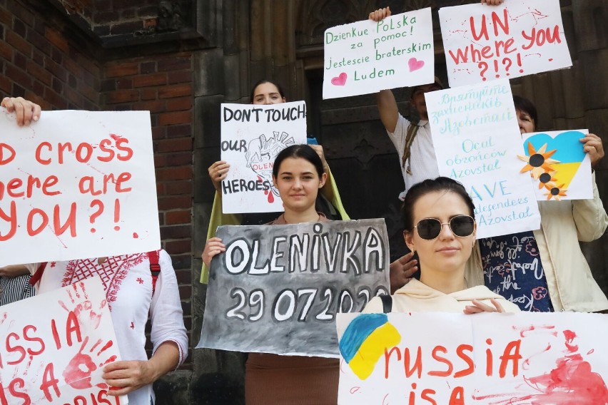 Legnica: Stop wojnie! Wolna Ukrainna! z takimi hasłami uchodźcy stali przed kościołem Mariackim