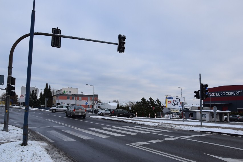 Nie działają światła przy marketach na ulicy Koszalińskiej w Szczecinku. Jest problem [zdjęcia]