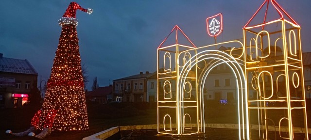 Świąteczne iluminacje w Jędrzejowie - na zdjęciu choinka z czapką Mikołaja w centrum miasta. Zobacz na kolejnych slajdach jak prezentują się niektóre z dekoracji na które można natknąć się na ulicach Jędrzejowa