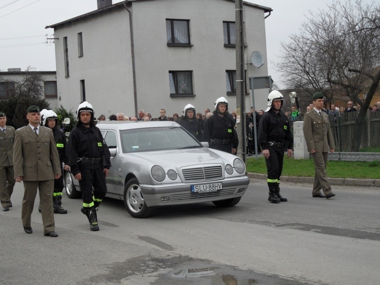 Rusinowice: Pogrzeb ks. Damiana Kominka [ZDJĘCIA]. Duszpasterza żegnały tłumy wiernych