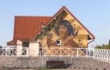 Mural z Fromborka przedstawia Kopernika - medyka z konwalią w dłoni (video)