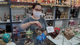 Bombki jak małe dzieła sztuki można kupić w przyzakładowym sklepie fabryki  Szkło - Dekor w Piotrkowie ZDJĘCIA | Piotrków Trybunalski Nasze Miasto