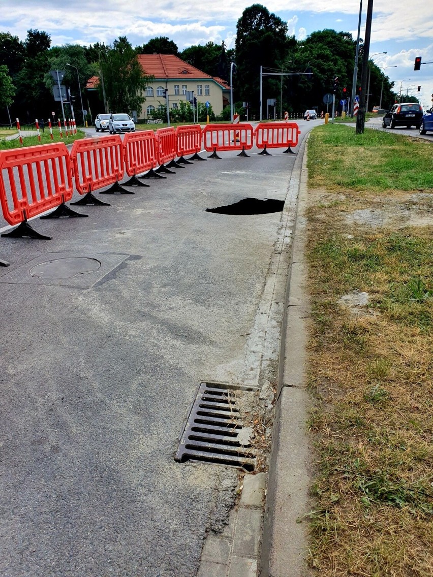 Gniezno. Na ul. Poznańskiej zapadła się jezdnia [FOTO]