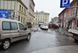 Remont wodociągu na ulicy Bernardyńskiej w centrum Tarnowa dobiega końca. Drogowcy łatają dziury, na jedną noc ruch będzie wstrzymany