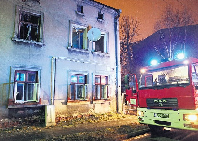 Doszczętnie spłonęło mieszkanie na pierwszym piętrze kamienicy przy ul. Szenwalda 19, bo pijany lokator zaprószył ogień.