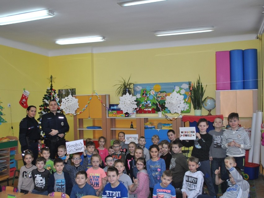 Policjanci z Radziejowa spotkali się z dziećmi w Krzywosądzy [zdjęcia]
